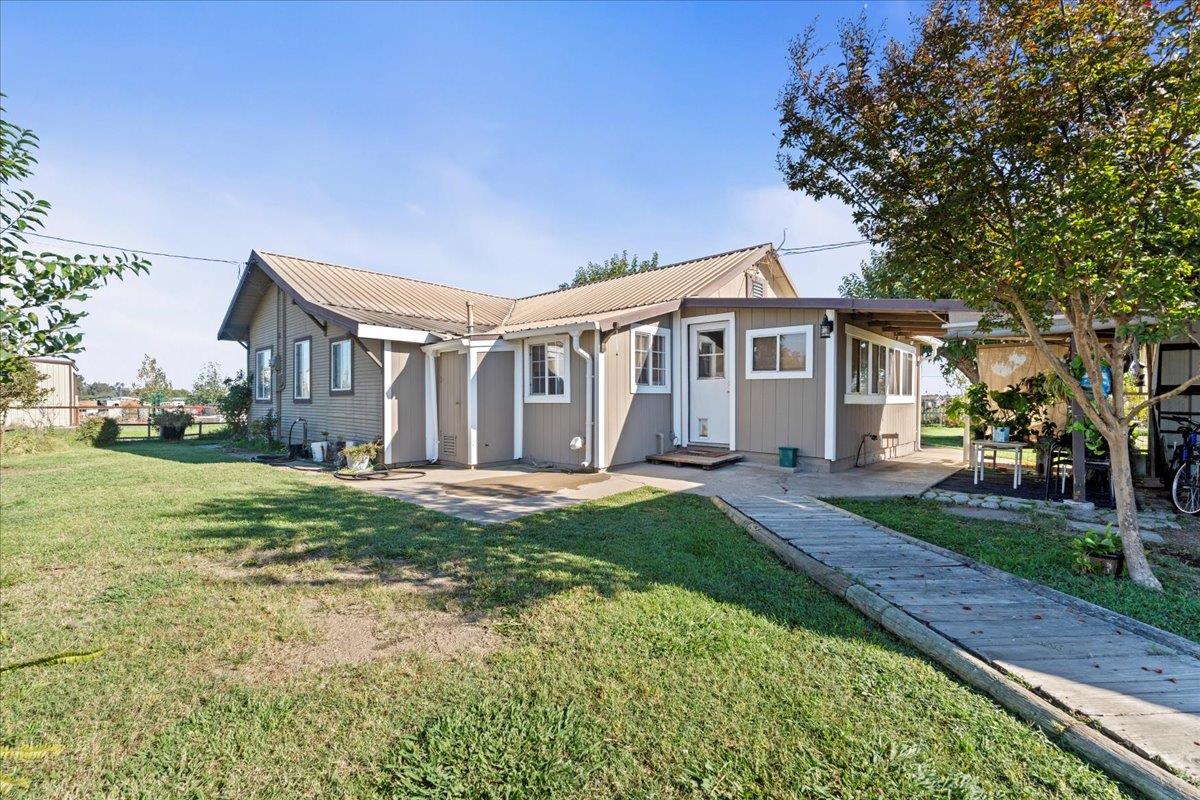 23707 North Graham Road Acampo, CA 95220 - Photo 5 of 37 a front view of a house with a yard