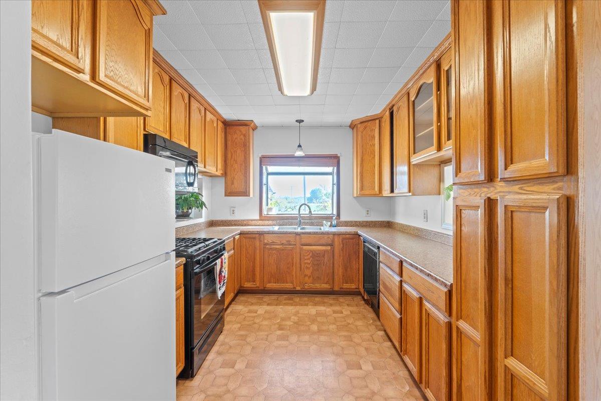23707 North Graham Road Acampo, CA 95220 - Photo 10 of 37 a kitchen with stainless steel appliances granite countertop a refrigerator and a stove
