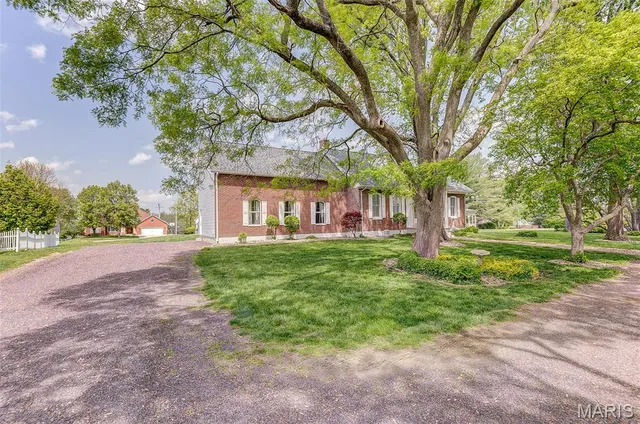 $424,500 | 339 East Mill Street, Millstadt, IL 62260