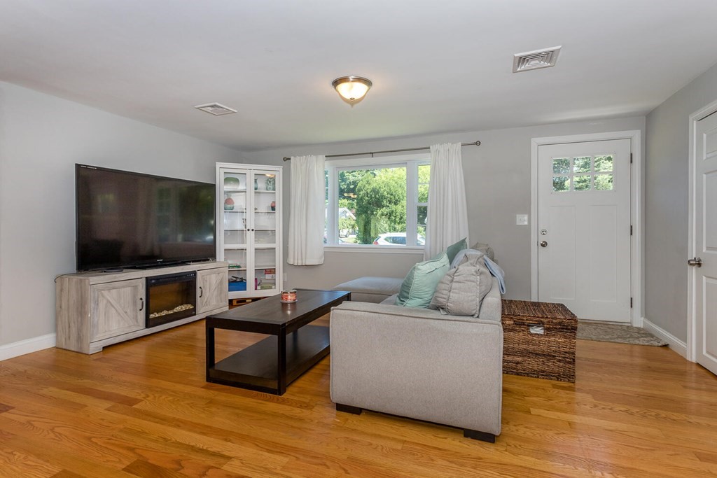 8 Edith Road Framingham, MA 01701 - Photo 4 of 22