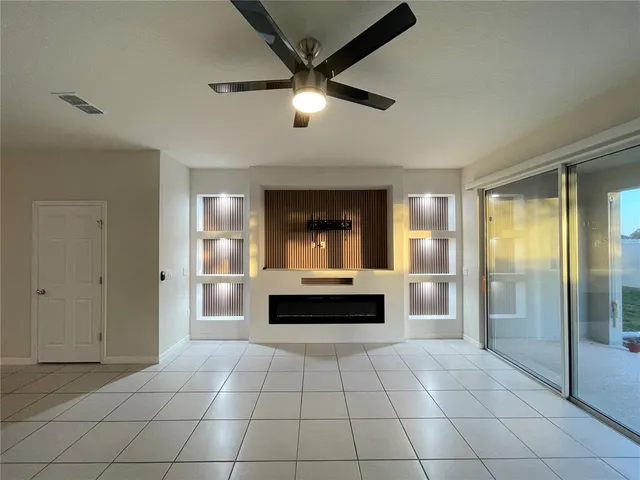 a view of an entryway with a livingroom