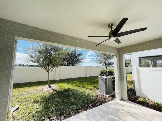 a view of a backyard