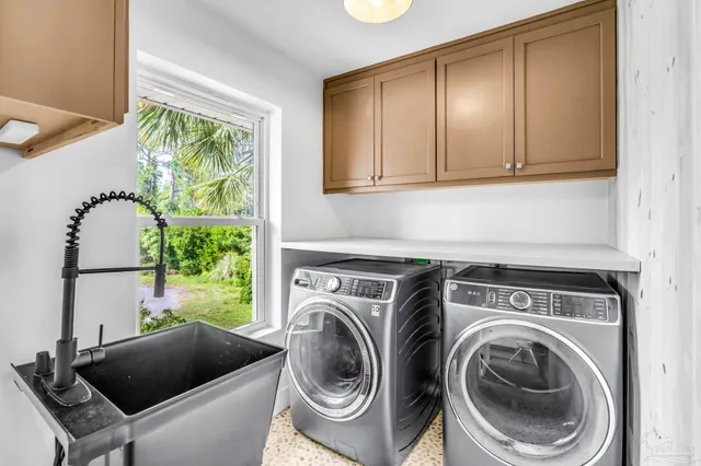 a view of livingroom with furniture
