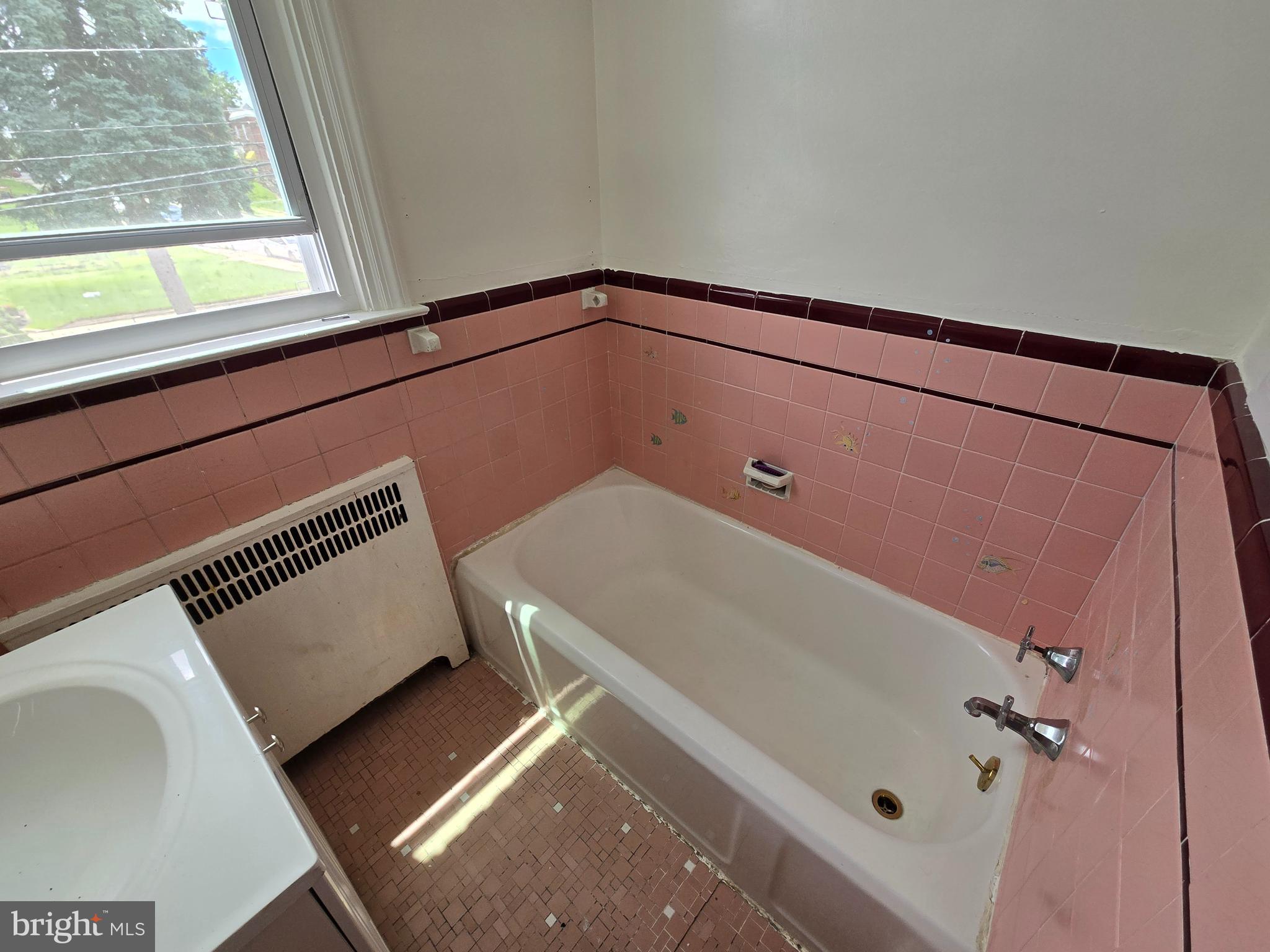 201 St Laurence Road Upper Darby, PA 19082 - Photo 29 of 37 a bathroom with a tub and window