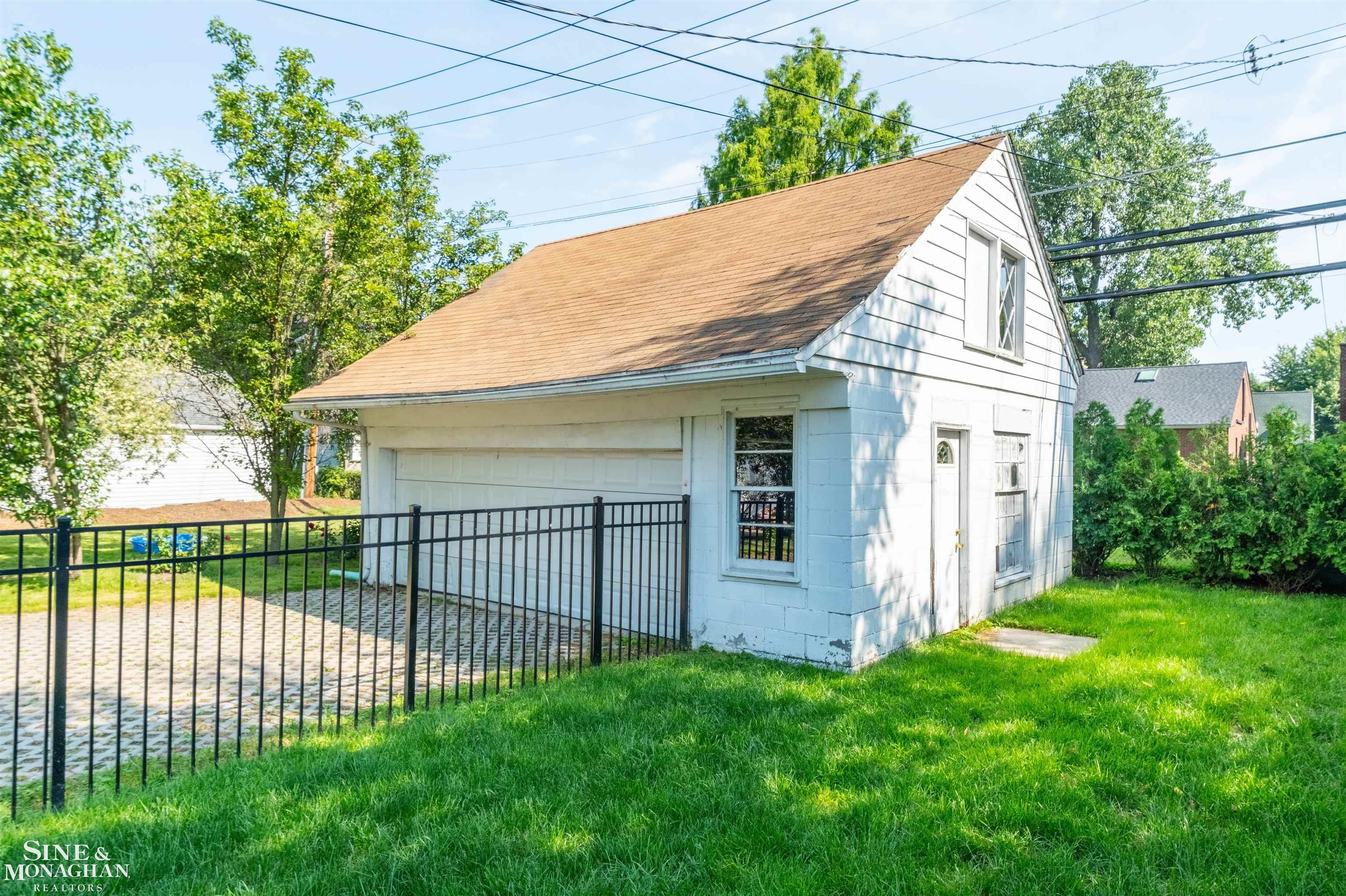 1776 Hampton Road Grosse Pointe, MI 48236 - Photo 35 of 37 50213018-bcc6bfcc-8660-482c-88f4-e21faae67ac4.JPG