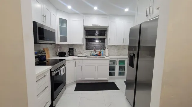 $1,800 | 3701 Tyler Street, Unit 114, Hollywood, FL 33021