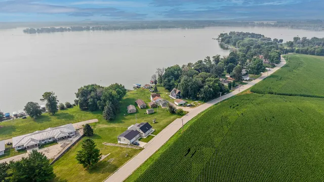 $105,000 | W10723 Blackhawk Trail, Fox Lake, WI 53933