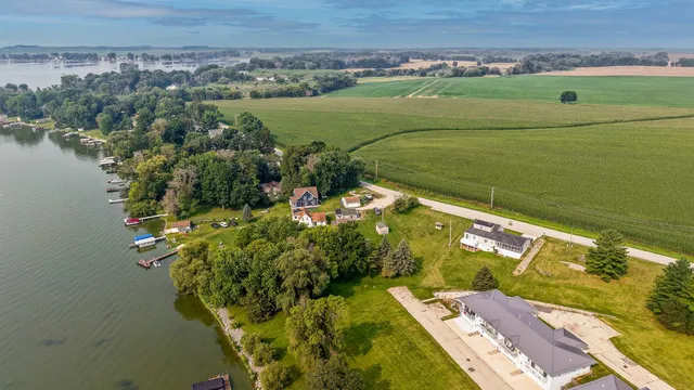 $105,000 | W10723 Blackhawk Trail, Fox Lake, WI 53933