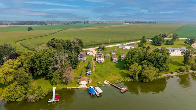 $105,000 | W10723 Blackhawk Trail, Fox Lake, WI 53933