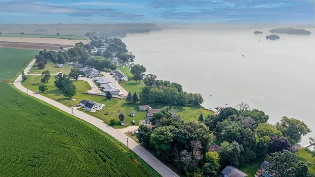 $105,000 | W10723 Blackhawk Trail, Fox Lake, WI 53933