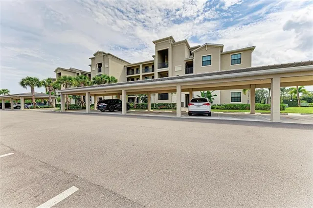 $300,000 | 18114 Gawthrop Drive, Unit 403, Bradenton, FL 34211