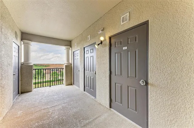 $300,000 | 18114 Gawthrop Drive, Unit 403, Bradenton, FL 34211