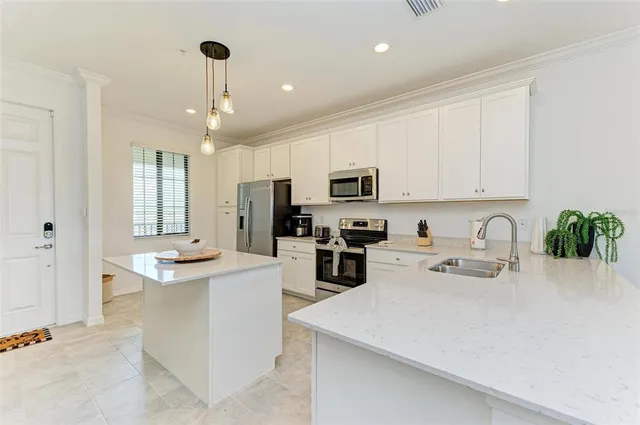 $300,000 | 18114 Gawthrop Drive, Unit 403, Bradenton, FL 34211