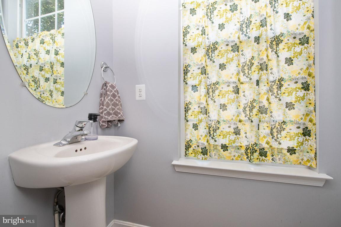 125 South Hilltop Road Baltimore, MD 21228 - Photo 28 of 66 Main level powder room