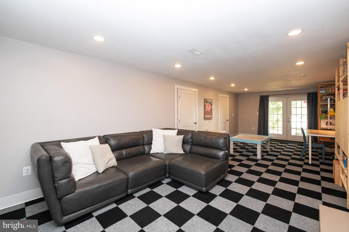 125 South Hilltop Road Baltimore, MD 21228 - Photo 49 of 66 Large family room