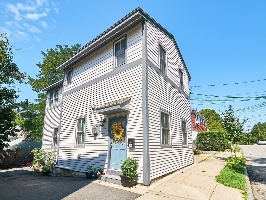 a view of a house with a yard