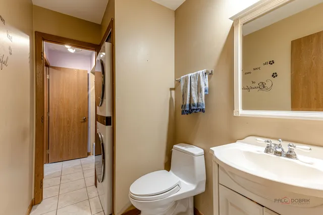 $205,000 | 15 Echo Court, Unit 8, Vernon Hills, IL 60061