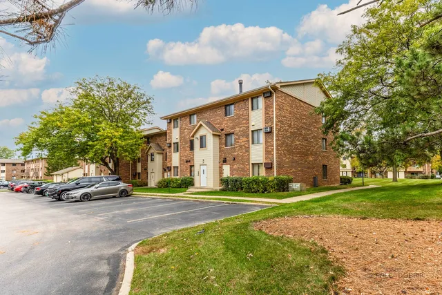 $205,000 | 15 Echo Court, Unit 8, Vernon Hills, IL 60061