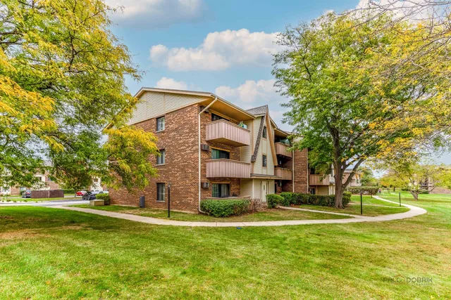 $205,000 | 15 Echo Court, Unit 8, Vernon Hills, IL 60061