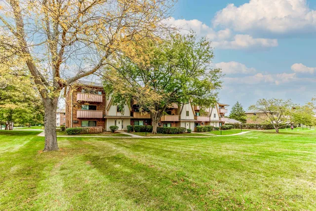 $205,000 | 15 Echo Court, Unit 8, Vernon Hills, IL 60061