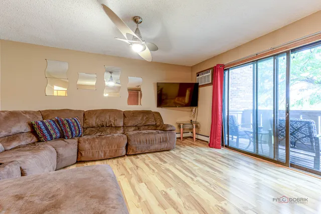 $205,000 | 15 Echo Court, Unit 8, Vernon Hills, IL 60061