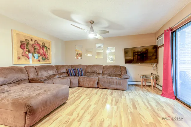 $205,000 | 15 Echo Court, Unit 8, Vernon Hills, IL 60061