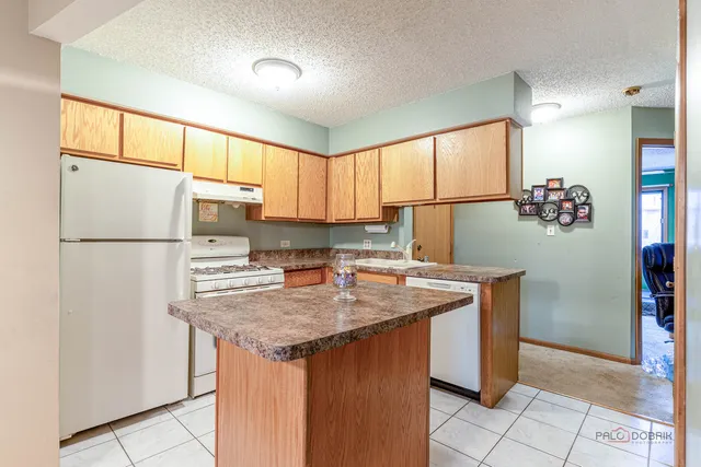 $205,000 | 15 Echo Court, Unit 8, Vernon Hills, IL 60061