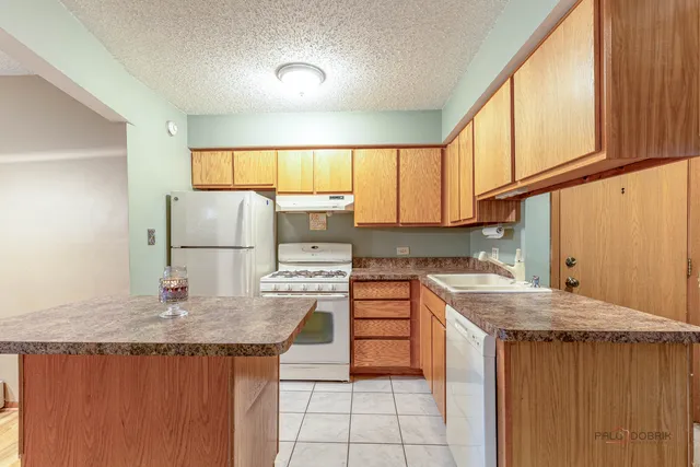 $205,000 | 15 Echo Court, Unit 8, Vernon Hills, IL 60061