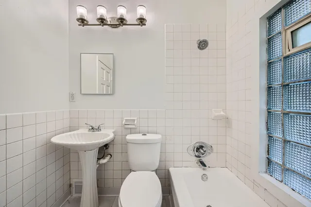 $2,200 | 3014 North Humboldt Avenue, Minneapolis, MN 55411