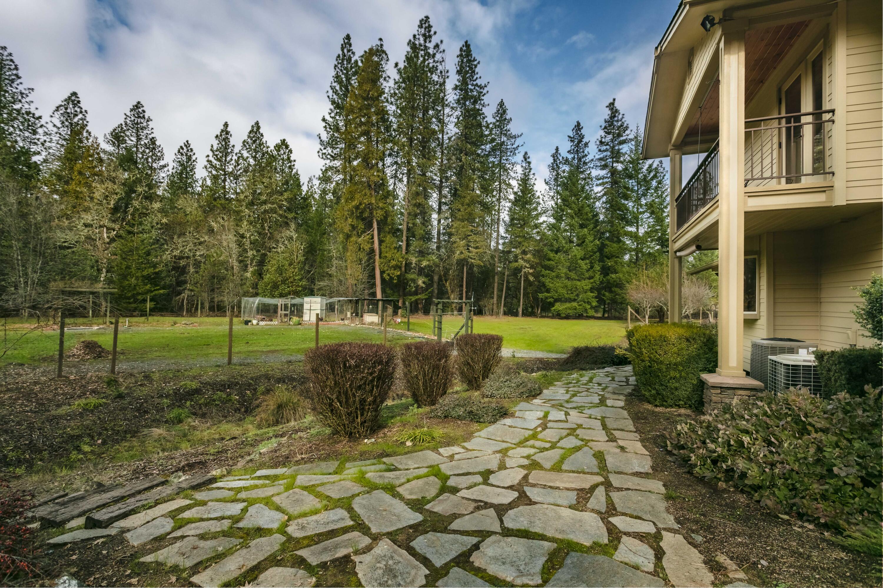 285 Riessen Road Grants Pass, OR 97526 - Photo 11 of 59 Nice pathways