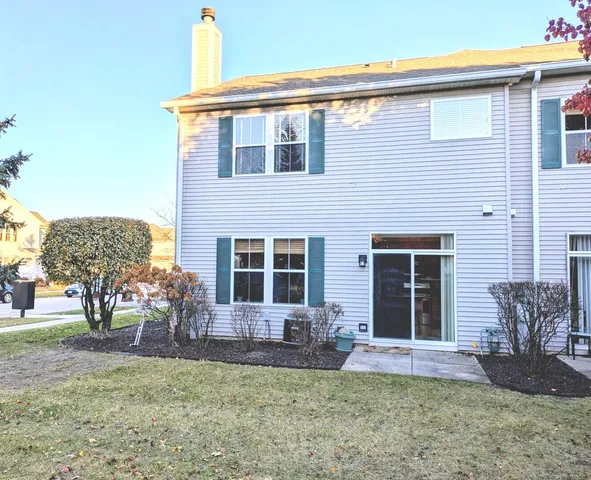 $2,500 | 2927 Falling Waters Lane, Lindenhurst, IL 60046