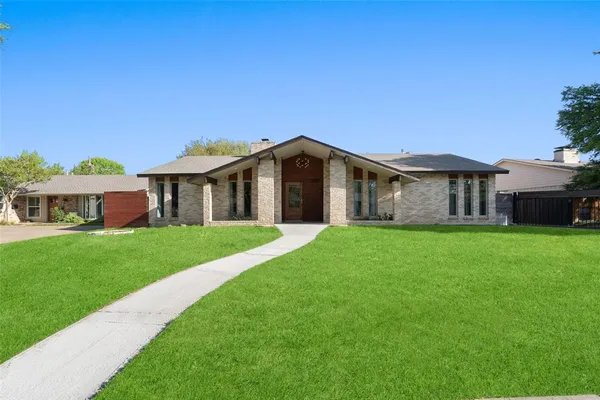 a view of a house with a big yard