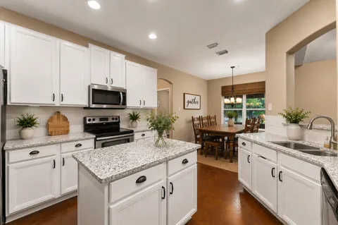 $625,000 | 207 Cove Creek Drive, Spicewood, TX 78669