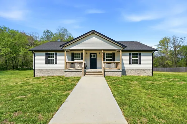 a view of a house with backyard and garden