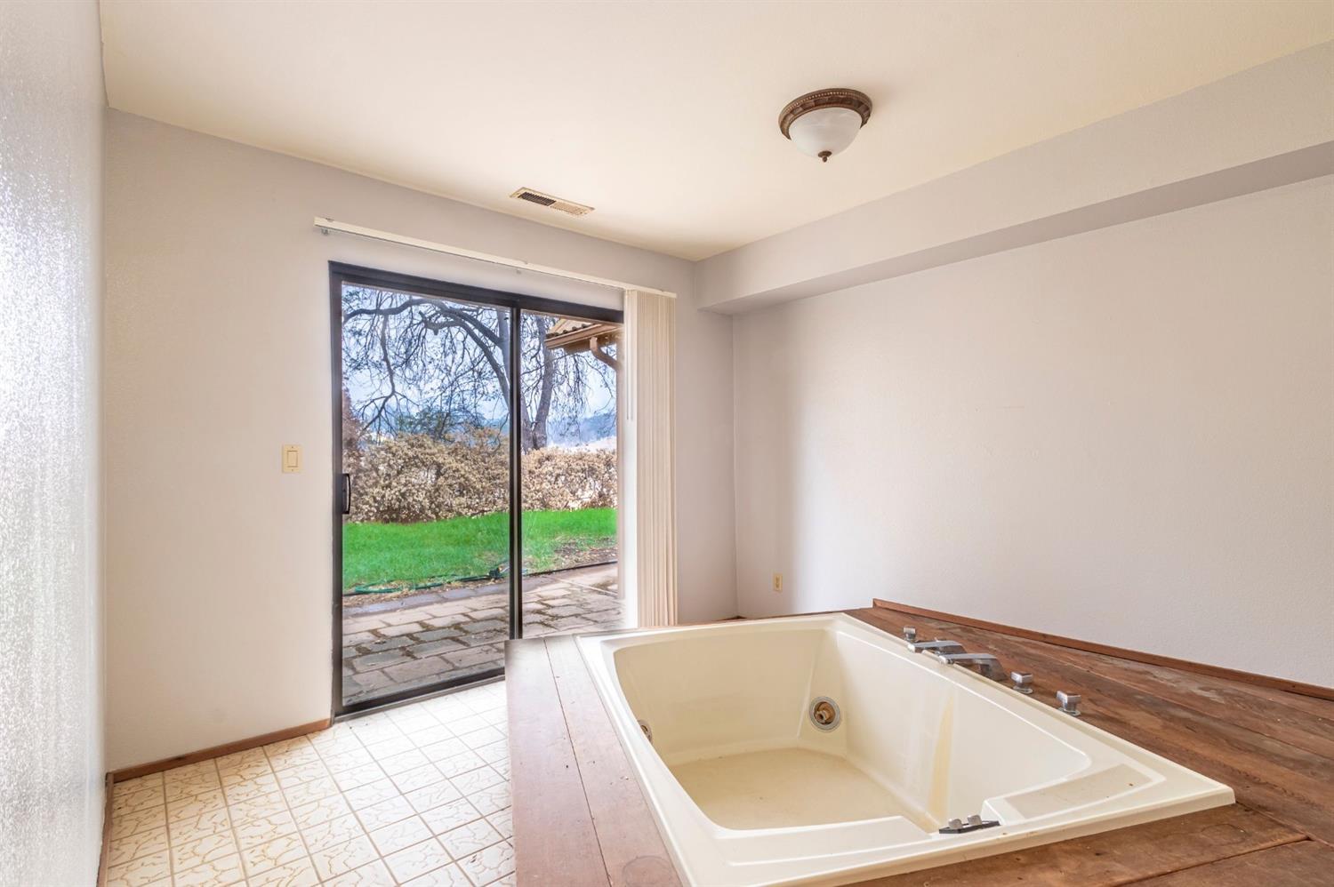 22235 Frontier Road Clovis, CA 93619 - Photo 14 of 31 Jetted soaking tub room.