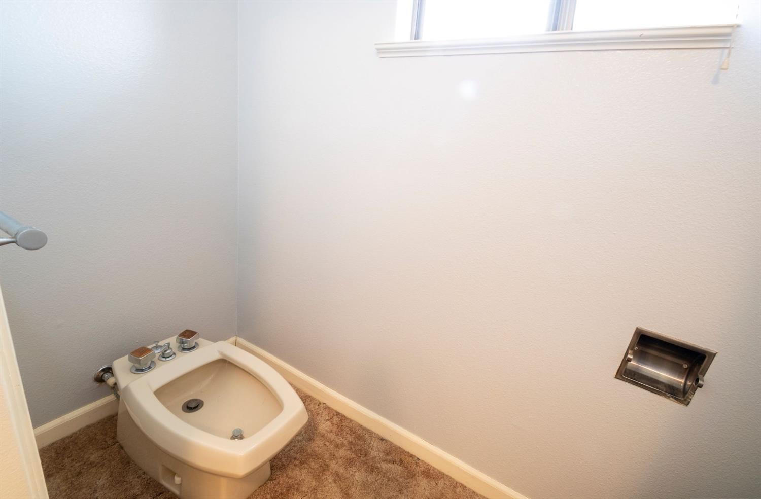 22235 Frontier Road Clovis, CA 93619 - Photo 18 of 31 Bidet in master bath.