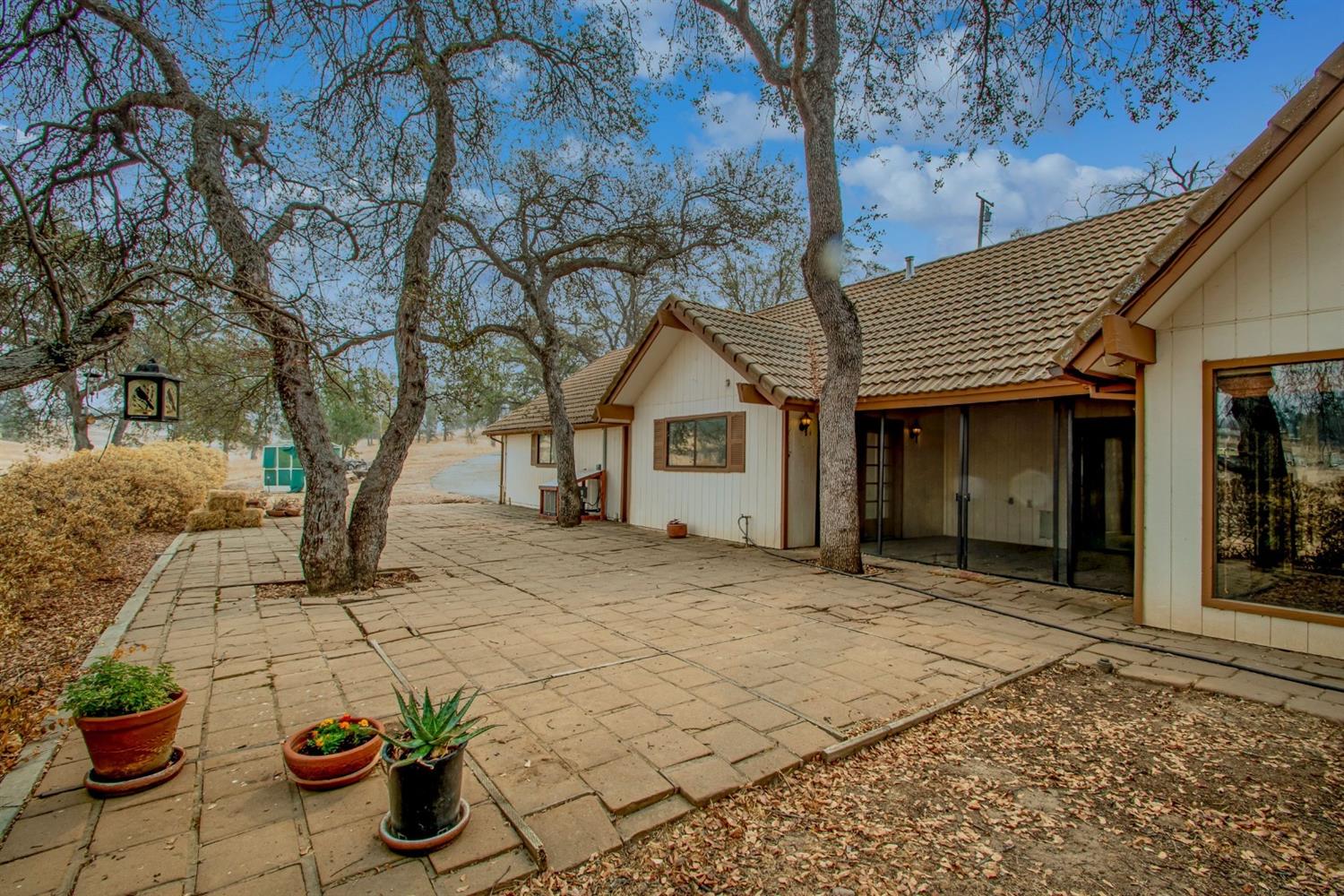 22235 Frontier Road Clovis, CA 93619 - Photo 23 of 31 Spacious backyard perfect for entertaining.