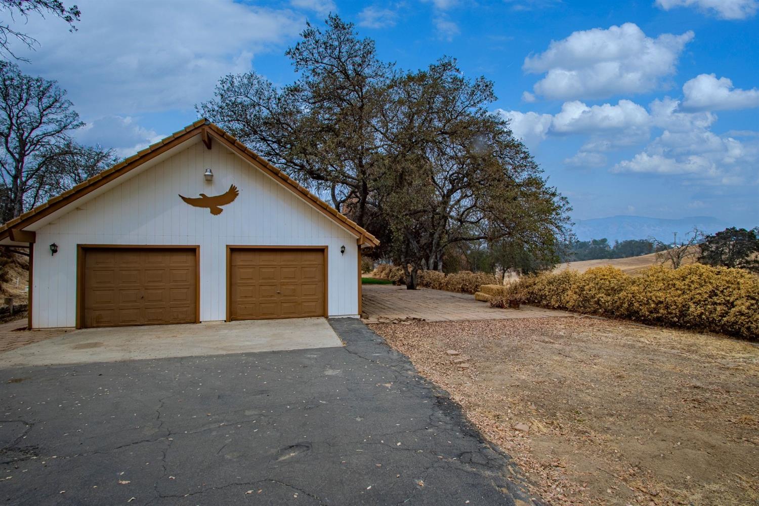 22235 Frontier Road Clovis, CA 93619 - Photo 25 of 31 Second two-car garage and driveway.