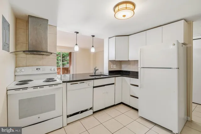 $2,350 | 7505 Democracy Boulevard, Unit A428, Bethesda, MD 20817