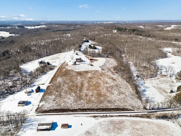 $490,000 | 857 Davenport Road, Cumberland City, TN 37050