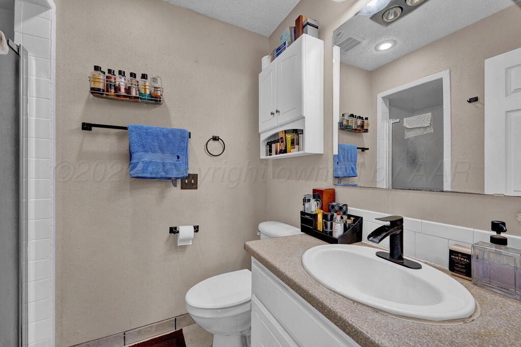 5215 South Milam Street Amarillo, TX 79110 - Photo 9 of 15 master bathroom