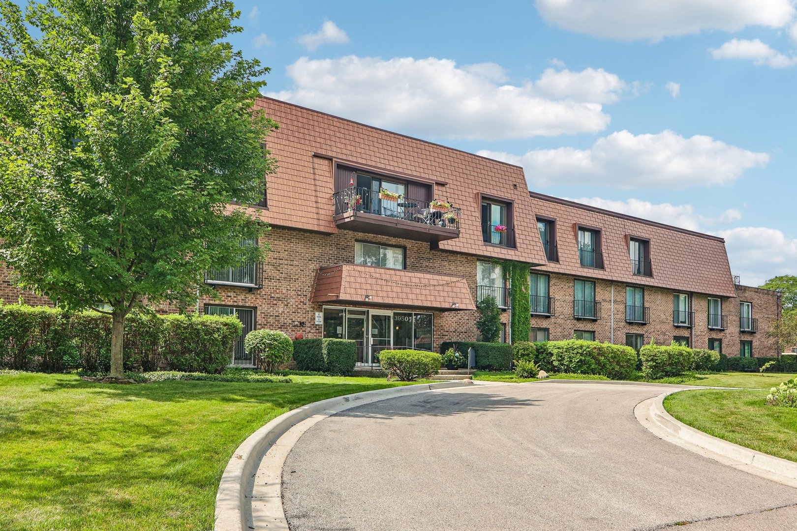 3950 Dundee Road, Unit 203 Northbrook, IL 60062 - Photo 2 of 35 Gallery Image 2