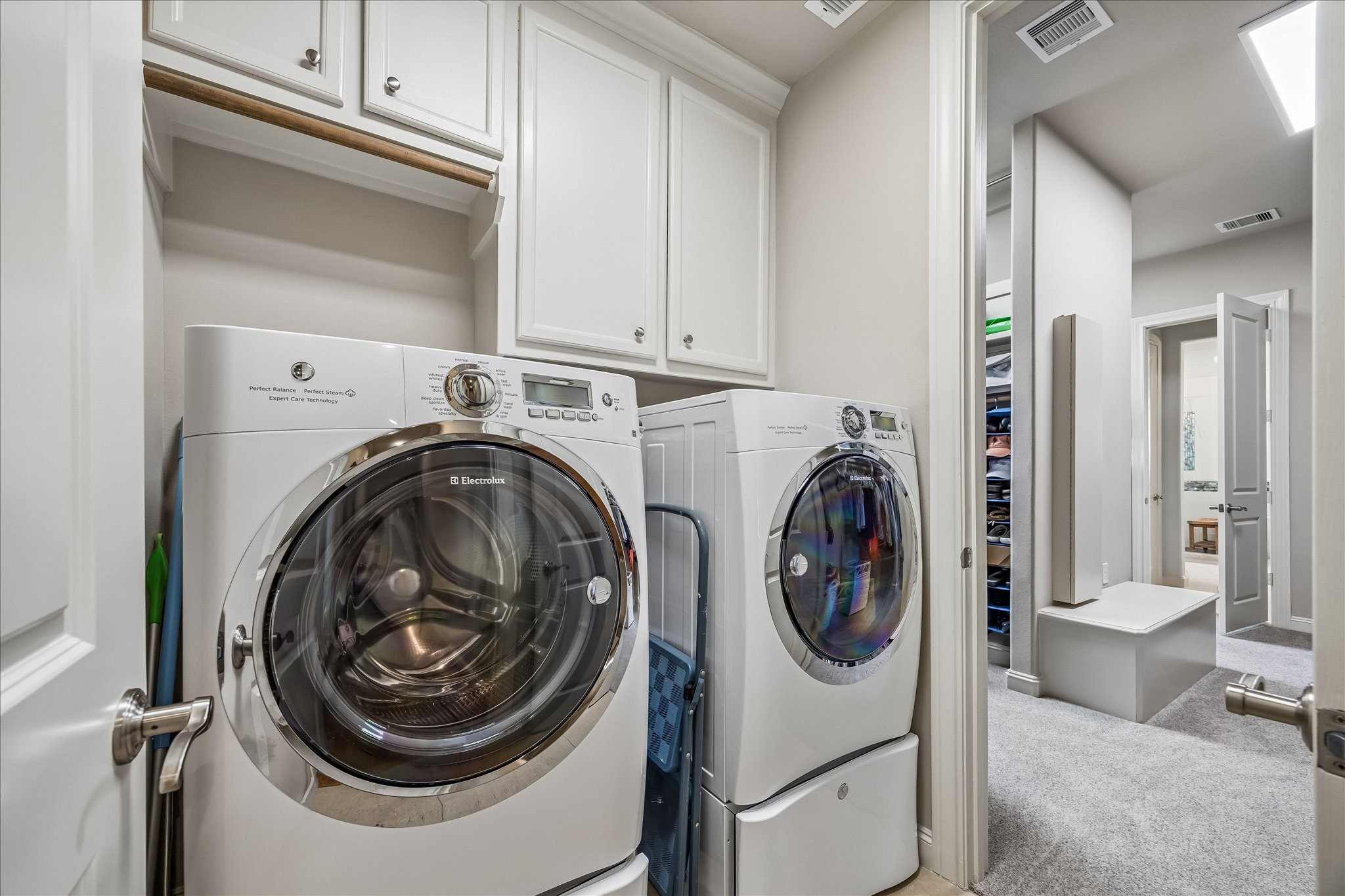 907 Queen Annes Road Houston, TX 77024 - Photo 22 of 31 Convenient second-floor utility room located just off the spacious primary closet for everyday ease and functionality.