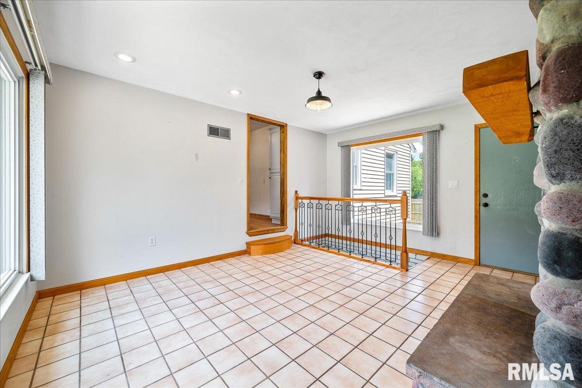 608 Highview Road East Peoria, IL 61611 - Photo 4 of 24 Gallery Image 4