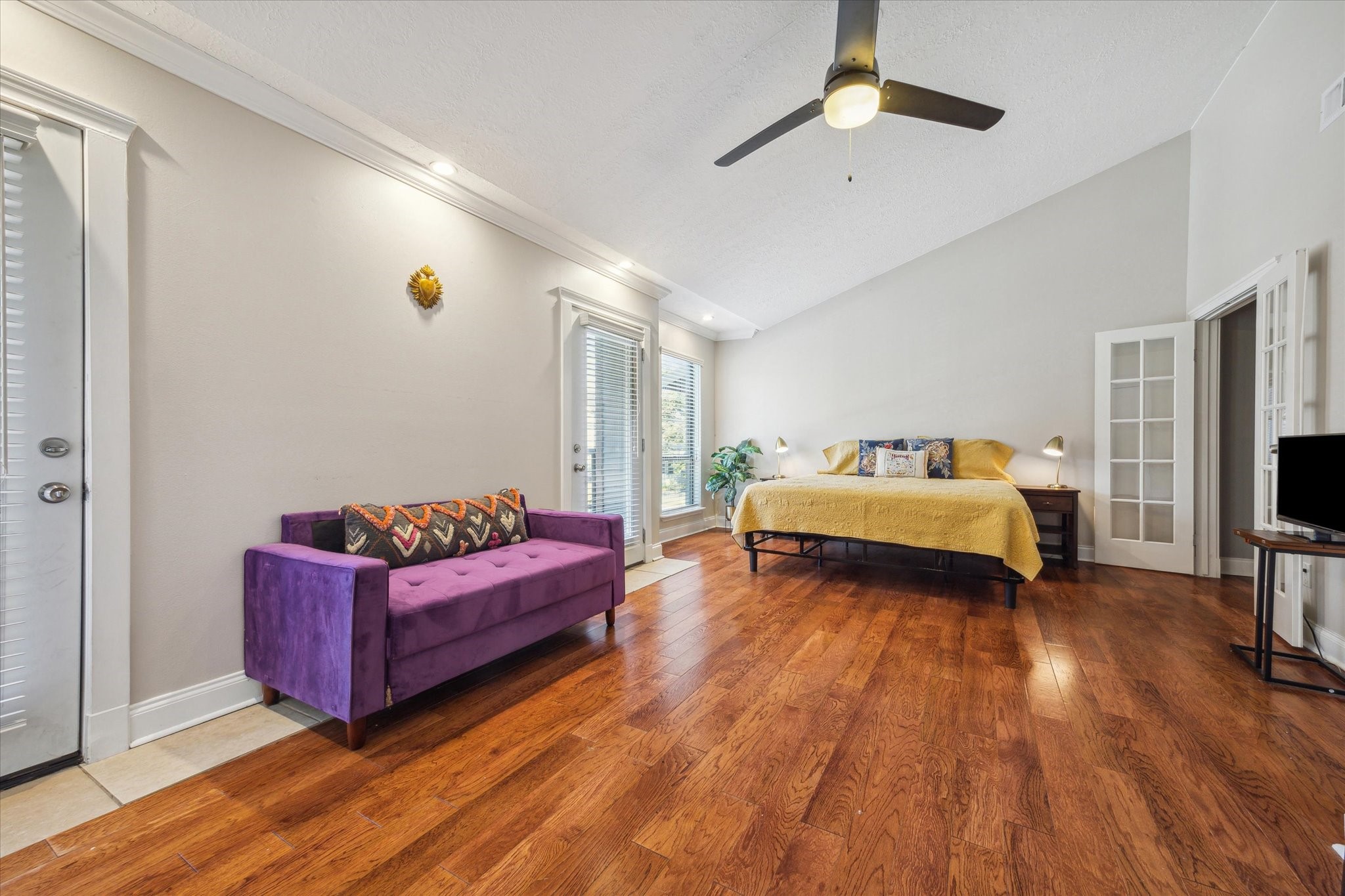 2107 Morgan Street Houston, TX 77006 - Photo 9 of 13 Oversized primary suite offers a true retreat with room for seating, workspace or both.