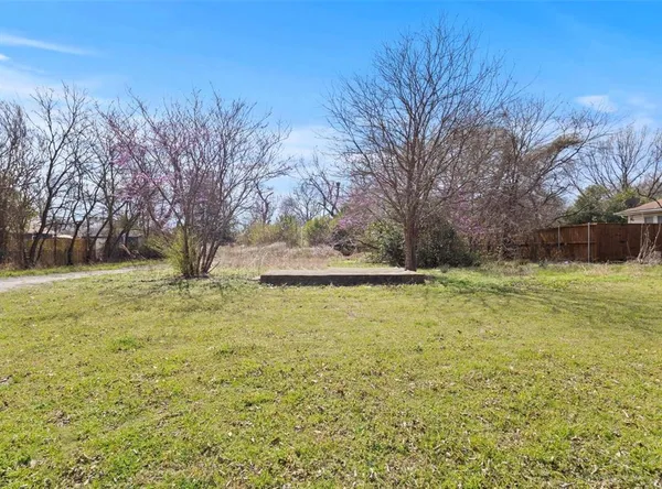 a view of a yard with a house
