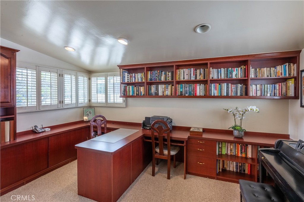 1401 Hackett Avenue Long Beach, CA 90815 - Photo 25 of 48 a reading room with furniture and window