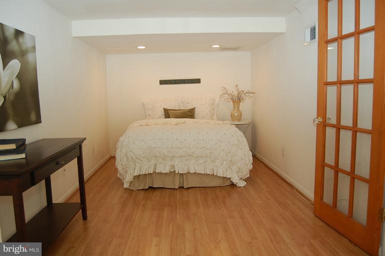 9508 Saybrook Avenue Silver Spring, MD 20901 - Photo 21 of 28 Bedroom