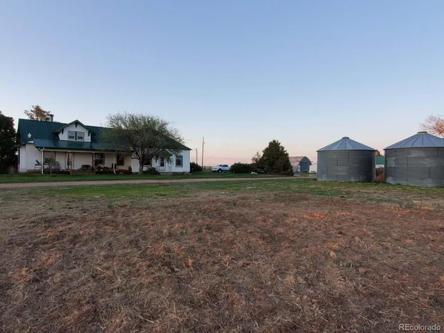 a view of a house with backyard