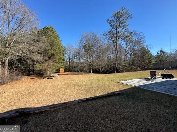 a view of back yard of the house